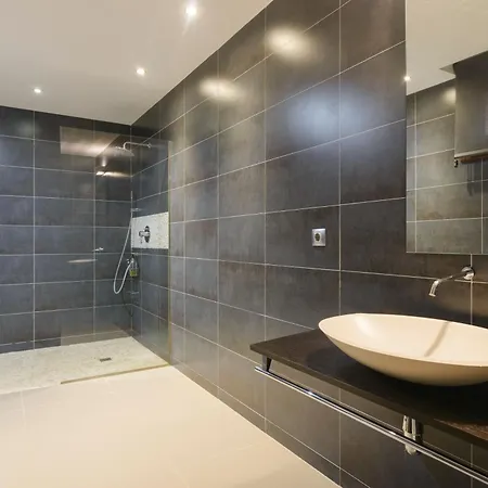 Exclusive 6 En Bedroom - Nagueeles Villa