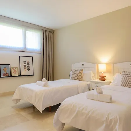 Exclusive 6 En Bedroom - Nagueeles Villa